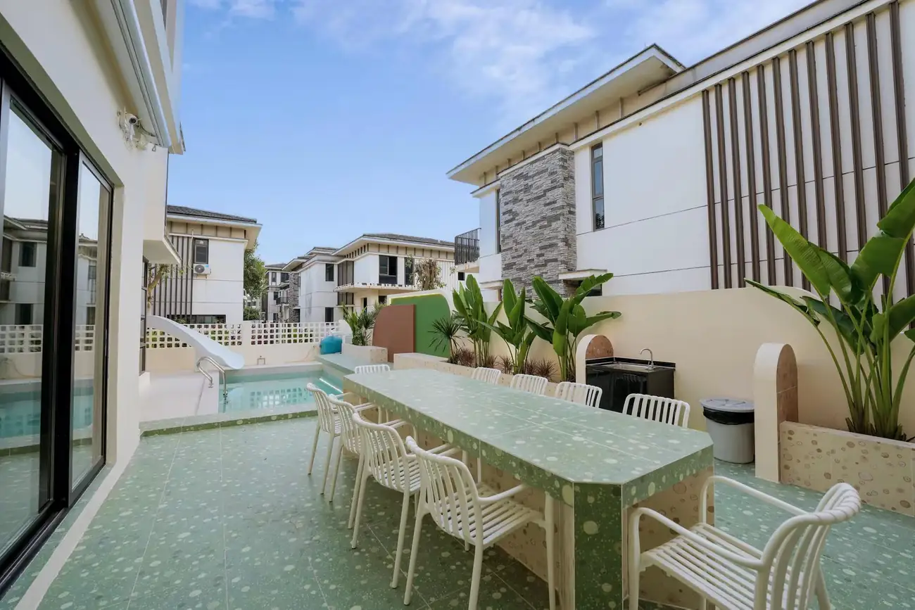 海陵岛滑梯泳池别墅丨E31 轻法式独栋8房12床 （全套间）| 私家花园泳池+KTV+碳烤炉+麻将+厨房