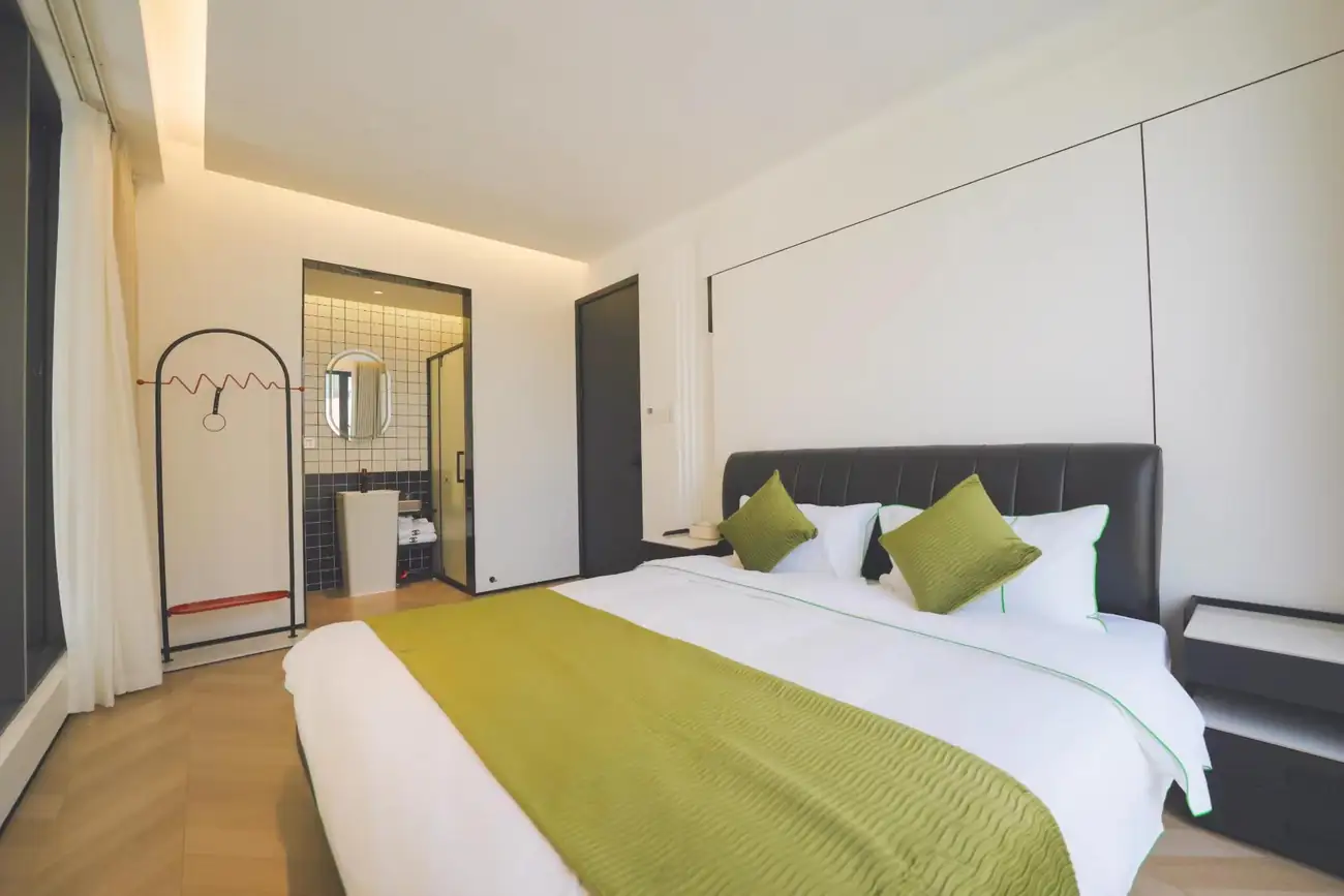 斯卡帕叠级风格Q59 一线海边独栋泳池别墅 |8房11床| 篮球场 蜿蜒泳池 独立KTV房&桌球房&麻将房 儿童波波池 彩虹长道 求婚平台 宴会长桌