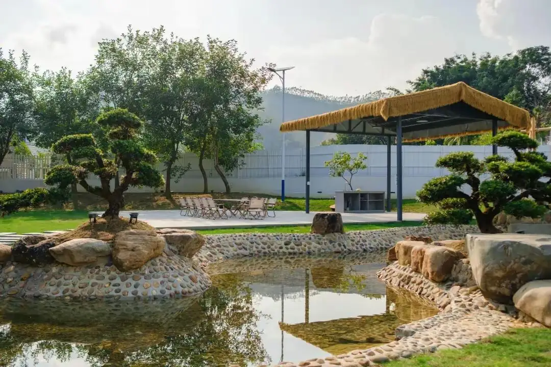 山语鸣宛｜山野庭院，静听林风 藏于山野间的纯白独栋别墅｜8 房 15 床全套间 4 个室内泡池｜2 个户外泡池｜超大庭院泳池