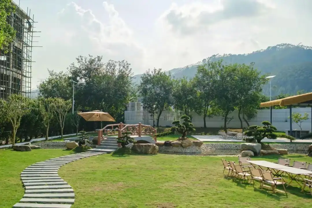 山语鸣宛｜山野庭院，静听林风 藏于山野间的纯白独栋别墅｜8 房 15 床全套间 4 个室内泡池｜2 个户外泡池｜超大庭院泳池
