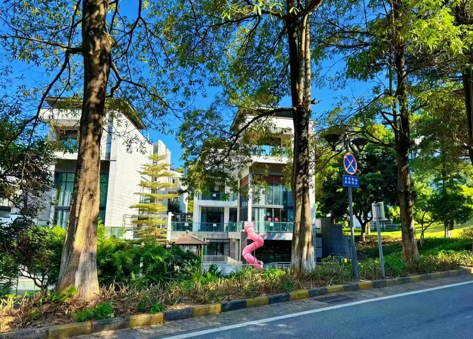 TA归客湖景电梯别墅·10房18床·私家泡池♨花园大泳池🏊三张麻将桌·滑梯🛝·儿童波波池🌟专业会议室🏡KTV 、桌球、乒乓球