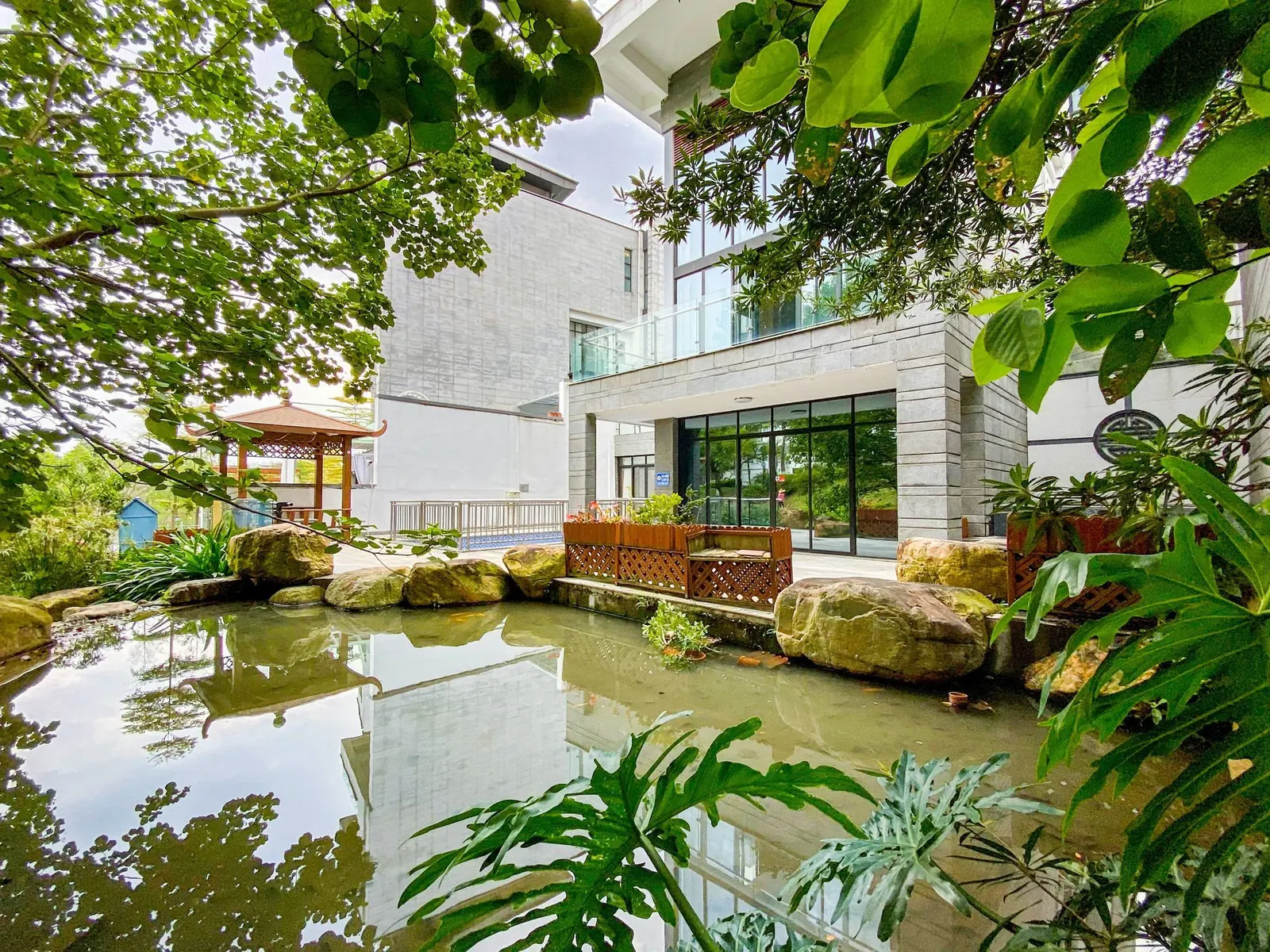 TA归客湖景电梯别墅·10房18床·私家泡池♨花园大泳池🏊三张麻将桌·滑梯🛝·儿童波波池🌟专业会议室🏡KTV 、桌球、乒乓球